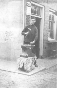 1001675 Afbeelding van Dirk Pel van Merkerk achter het aambeeld op de Fortweg te Vreeswijk.